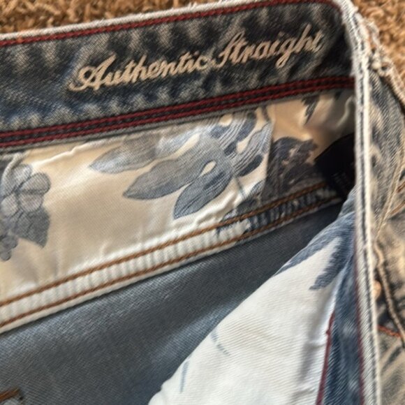 Tommy Bahama 32 x 28 Light Wash Distressed Athletic Straight - Picture 4 of 16